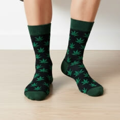 Ανδρικές κάλτσες μέχρι τη μέση της γάμπας cannabis